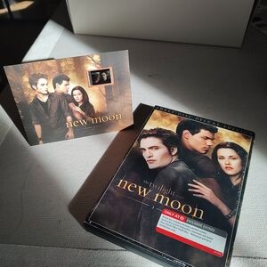 The Twilight Saga: New Moon Deluxe Edition DVD - Black & Gold Cover